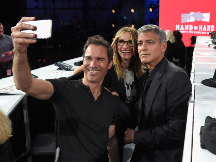  UNIVERSAL CITY, CA - LE 12 SEPTEMBRE: Dans cette photo fournie par main dans la main, Eric McCormack, Julia Roberts et George Clooney assistent main dans la main: un avantage pour l'allégement d'ouragan chez Universal Studios AMC le 12 septembre 2017 dans Universal Ville, Californie. (Photo de Kevin Mazur / Hand in Hand / Getty Images) 