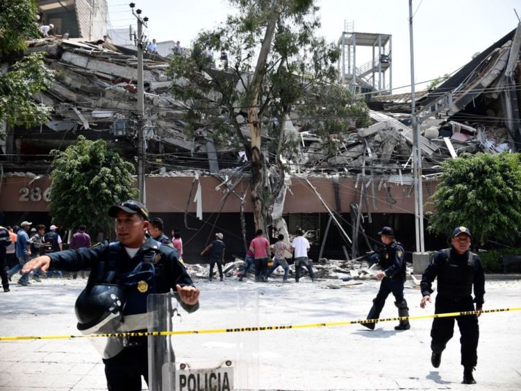  La police essaie d'effacer la zone autour d'un bâtiment effondré à Mexico 