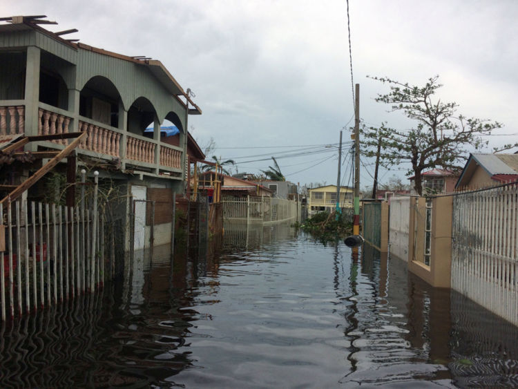  Une rue inondée est vue dans le quartier de Juana Matos dans la municipalité de Catano, Puerto Rico 