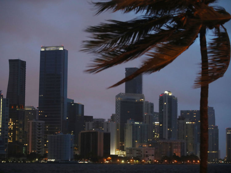  La Floride s'arrête alors que les bandes extérieures de l'ouragan Irma commencent à atteindre l'état 