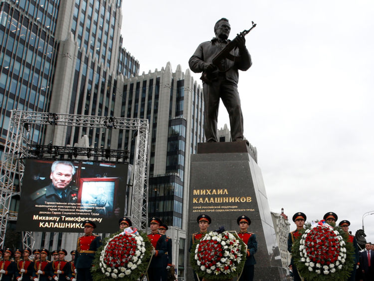  Les gardes d'honneur se tiennent à côté d'un monument à Mikhail Kalashnikov 