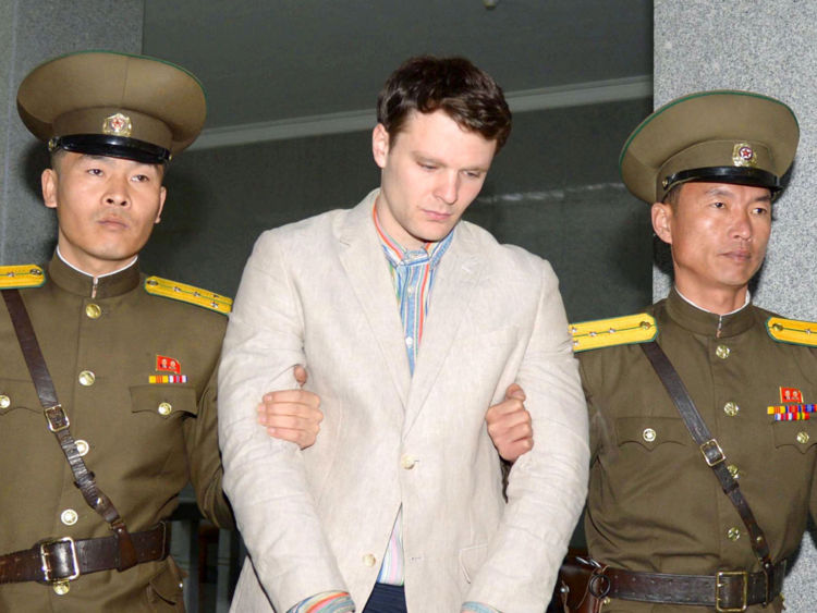  Otto Frederick Warmbier étant emmené à la cour supérieure de Corée du Nord à Pyongyang en Corée du Nord (image de dossier) 