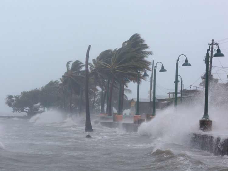  Les vagues s'écrasent contre la digue tandis que l'ouragan Irma a battu les îles dans les Caraïbes du nord mercredi, à Fajardo, à Porto Rico le 6 septembre 2017 