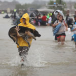  Les gens évacuent leurs maisons après les inondations causées par l'ouragan Harvey "class =" sdc-article-image-grid__image 