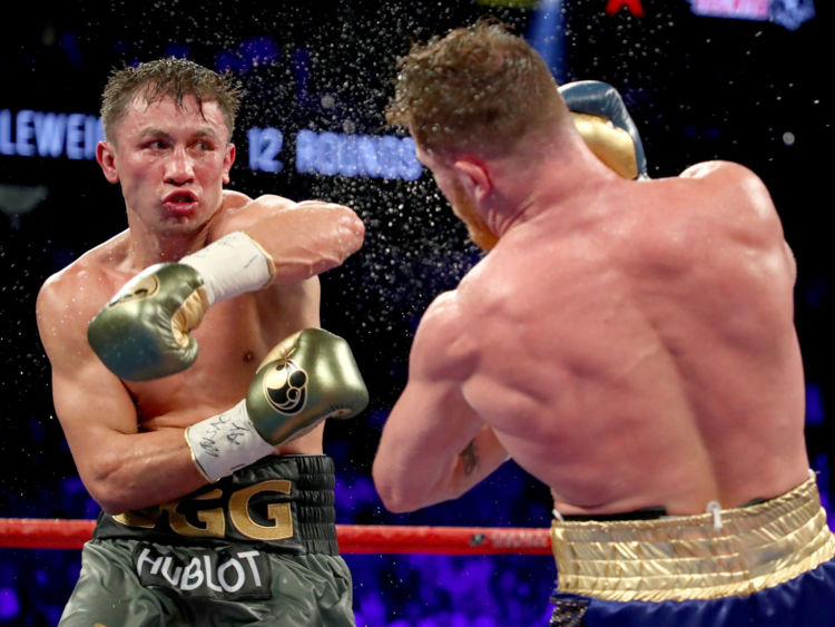  Golovkin a poussé son adversaire constamment mais Alavrez a marqué les coups plus accrocheurs 