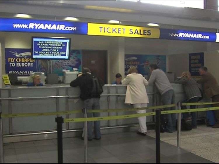  Une billetterie Ryanair dans un aéroport 
