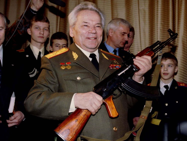  Mikhail Kalashnikov, représenté en 1997, tient en haut un AK-47 