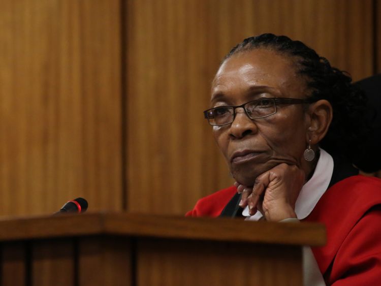  PRETORIA, AFRIQUE DU SUD - 15 JUIN: Le juge Thokozile Masipa examine le troisième jour de l'audition de Oscar Pistorius à la Haute Cour de Pretoria le 