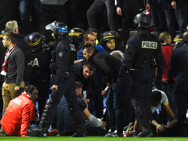  Le personnel de la police et du stade a rapidement commencé à aider les supporters blessés 