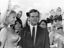  Hefner arrive à l'aéroport de Londres en juin 1966 