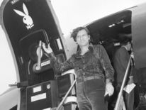 Hefner arrive à l'aéroport d'Heathrow en août 1971 