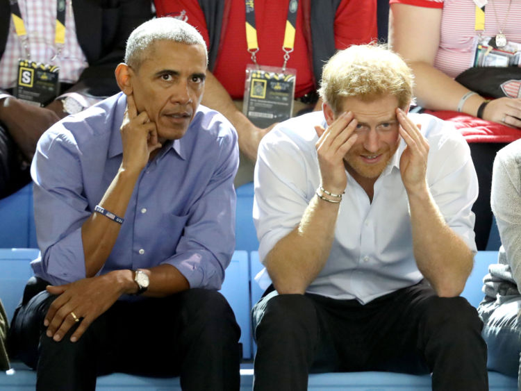  L'ancien président des États-Unis Barack Obama et le Prince Harry parlent en regardant le match de basket-ball en fauteuil roulant entre la France et les États-Unis 