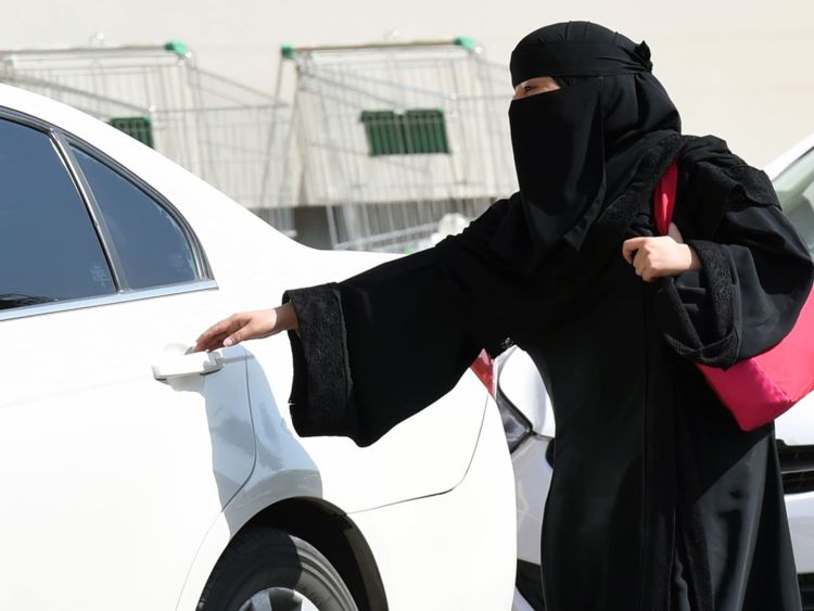  Les femmes sont venues dépendre des taxis et faire de la grêle des services comme Uber 