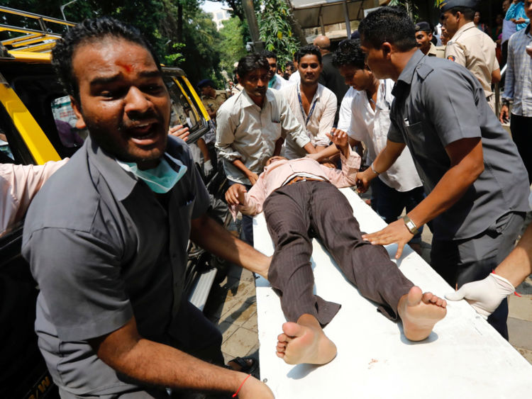  Une victime de la ruée est transportée sur une civière dans un hôpital de Mumbai 