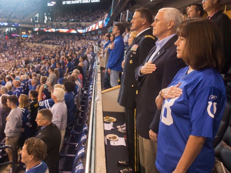  Mike Pence photographié pendant l'hymne national 