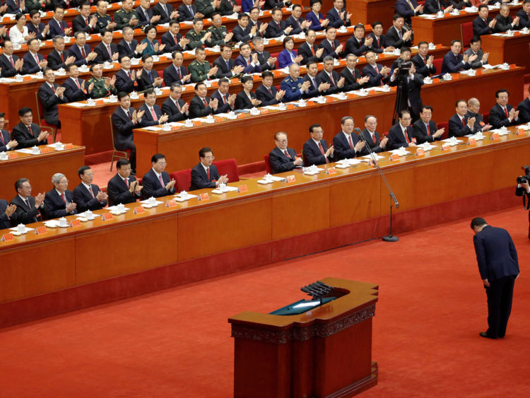  Le président chinois Xi Jinping s'incline avant de prononcer son discours 