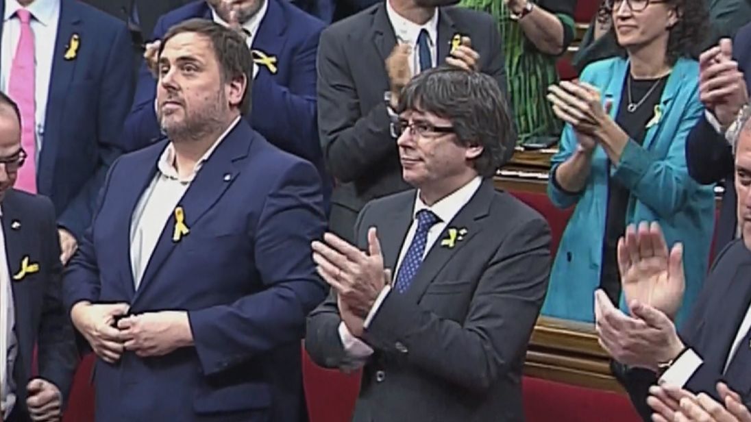  Des applaudissements éclatent à travers le parlement catalan après avoir voté en faveur de la déclaration d'indépendance 