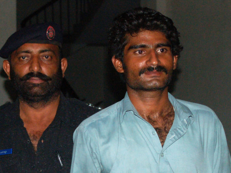  Le frère de Qandeel Baloch, Waseem, est escorté par la police 
