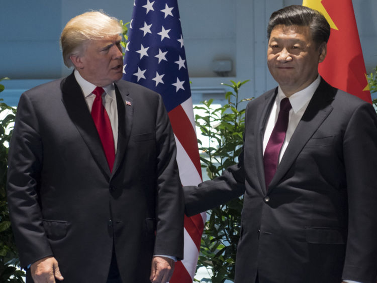  Le président américain Donald Trump et le président chinois Xi Jinping (R) posent avant une réunion en marge du sommet du G20 