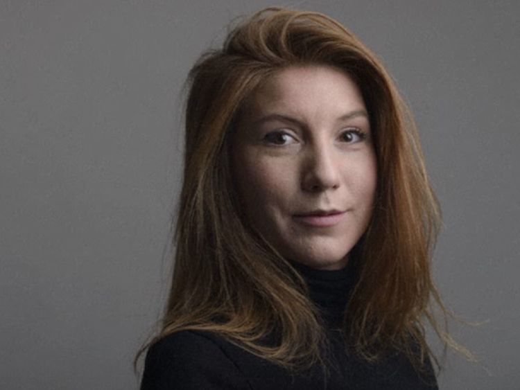  Mme Wall a beaucoup voyagé pour faire des reportages sur des questions sociales et économiques 