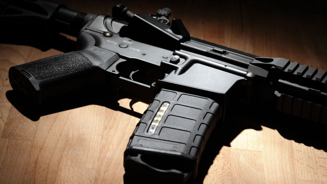  Les criminels utilisent maintenant des fusils de grande puissance, y compris AR-15 et AK-47 dans les rues 