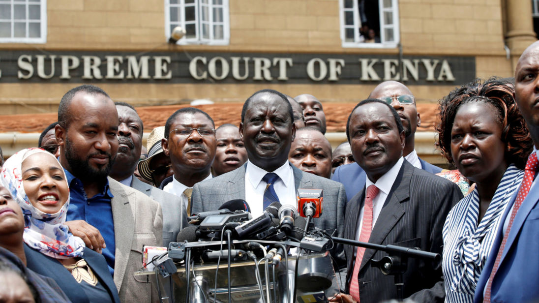  Le leader de l'opposition, Raila Odinga (au centre), l'a qualifié de "décision de principe" 