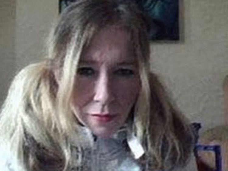  Le djihadiste britannique Sally Jones, l'un des meilleurs recruteurs de l'État islamique, est en vie et tente de s'échapper de la ville syrienne de Raqqa 
