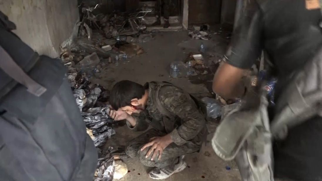  Un soldat revient blessé, le sang coulant sur son visage 