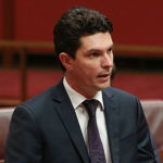  CANBERRA, AUSTRALIE - JUILLET 07: Le sénateur Scott Ludlam parle de sa nomination à la présidence du Sénat le 7 juillet 2014 à Canberra, en Australie. Douze sénateurs seront assermentés aujourd'hui, avec l'abrogation de la taxe sur le carbone qui devrait être la première à l'ordre du jour. (Photo par Stefan Postles / Getty Images)
"class =" sdc-article-image-grille__image 