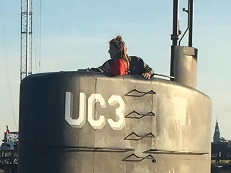  Cette photo montre la journaliste suédoise Kim Wall debout dans la tour du sous-marin privé UC3 Nautilus & # 39; Le 10 août 2017 dans le port de Copenhague 