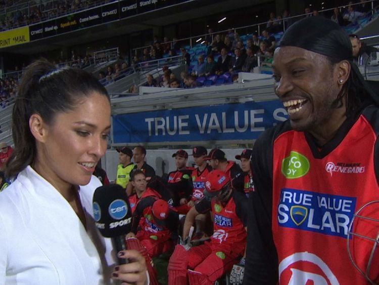  Le joueur de cricket Chris Gayle flirte avec Melanie McLaughlin de Dix 