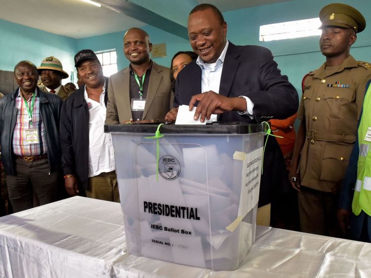  Le président du Kenya, Uhuru Kenyatta, dépose son bulletin de vote 