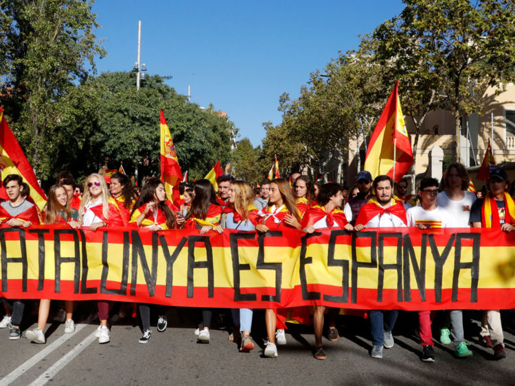  Catalans transportant des drapeaux espagnols lors d'une manifestation pro-syndicale à Barcelone 