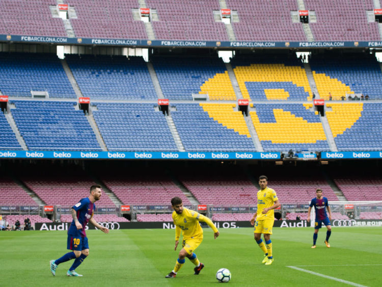  Lionel Messi joue le ballon devant un vide Nou Camp après une décision a été prise de jouer à huis clos 