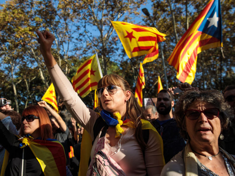  Des partisans de l'indépendance se rassemblent devant le parlement de Catalogne à Barcelone 