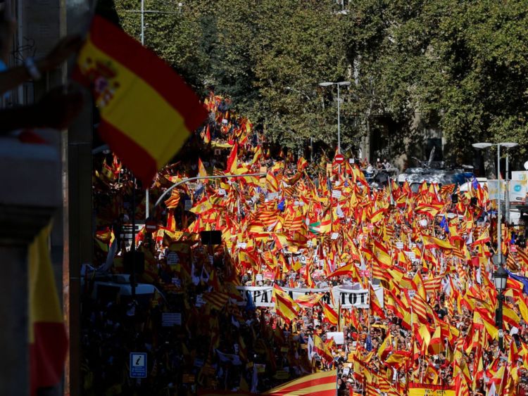  La manifestation a été organisée par la Societat Civil Catalana & # 39; (Société civile catalane) pour soutenir l'unité espagnole 