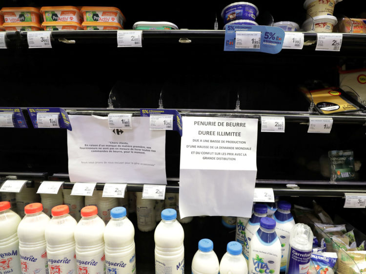  Les rayons des supermarchés en France ont des pancartes pour s'excuser du manque de beurre disponible 