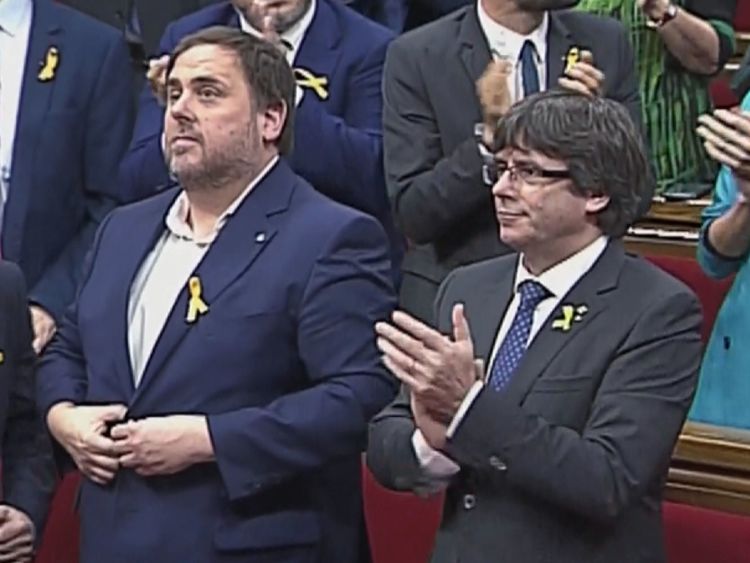  Des applaudissements éclatent à travers le parlement catalan après avoir voté en faveur de la proclamation de l'indépendance 