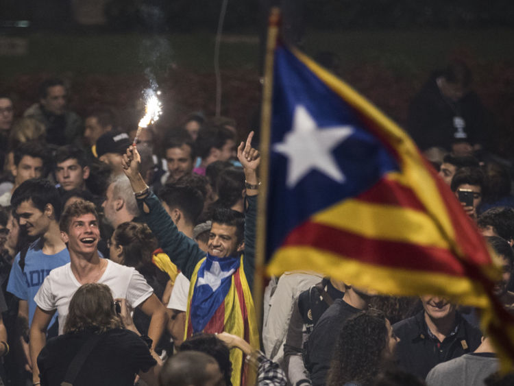  Les séparatistes célèbrent à Barcelone suite au vote marquant 