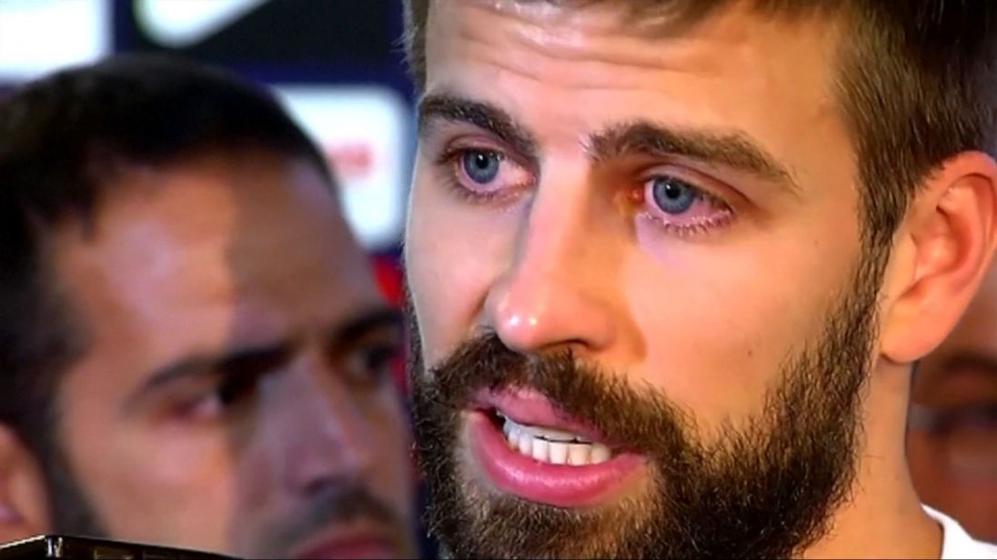  Gérard Pique, l'actrice du FC Barcelone, dit qu'il peut cesser de jouer pour l'Espagne alors que la controverse sur le référendum de la Catalogne se développe. 