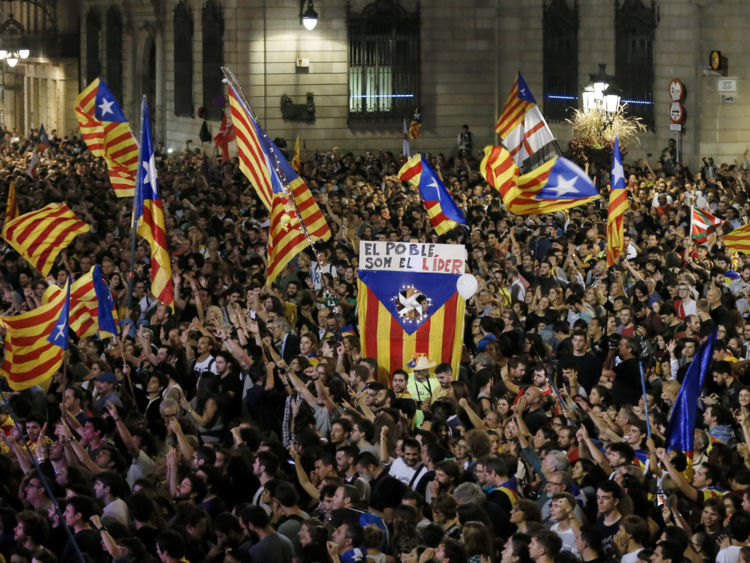  Un drapeau avec le texte en catalan & # 39; Les gens mènent & # 39; est organisé à l'occasion de la proclamation d'une République catalane sur la place Sant Jaume de Barcelone le 27 octobre 2017. Le parlement de Catalogne a voté pour l'indépendance de l'Espagne et proclamer une république, tout comme Madrid est sur le point de imposer une règle directe sur la région pour l'arrêter dans ses voies. Une motion déclarant l'indépendance a été approuvée avec 70 voix pour, 10 contre et deux abstentions, avec les députés de l'opposition catalane walki 