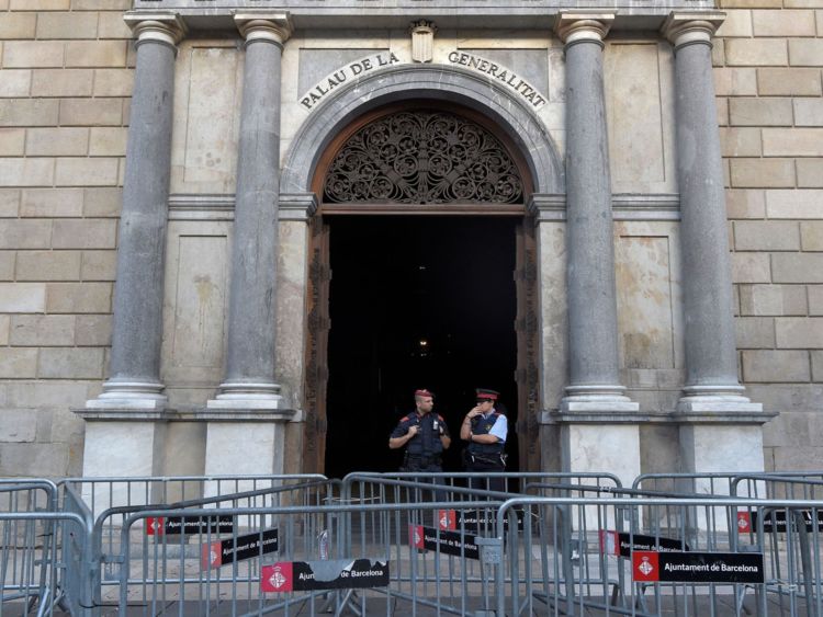  Les officiers de police catalans regardent la Generalitat & # 39; palais de Barcelone 
