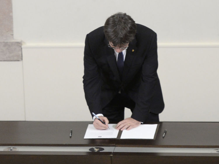  M. Puigdemont signe une déclaration d'indépendance 