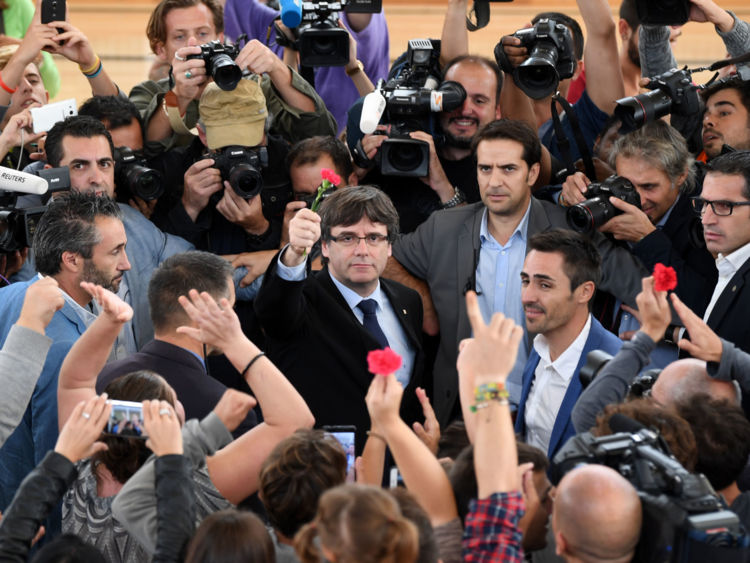  Le président de Catalogne, Carles Puigdemont, a été défiant après la clôture de son bureau de vote local 