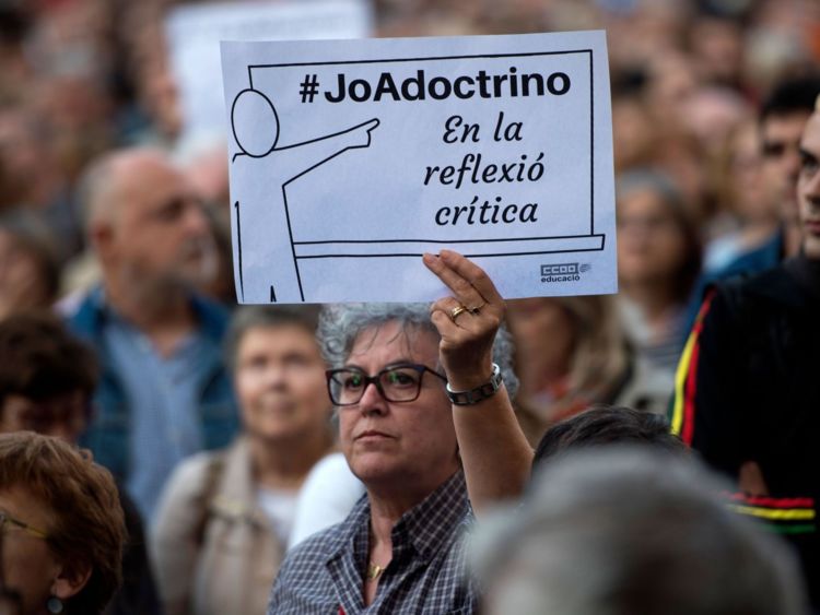  Une femme tient un panneau qui lit: «J'enseigne la pensée critique». pendant un enseignant & # 39; manifestation à Barcelone organisée par le groupe MUCE (Marc Unitari de la Communauté éducative) intitulée «Ne touchez pas à notre éducation». contre une prise de pouvoir par Madrid le 25 octobre 2017. Des activistes pro-indépendantistes se préparaient à descendre dans les rues de Catalogne alors que des fissures apparaissaient entre les leaders régionaux séparatistes sur la meilleure façon d'éviter une prise de pouvoir imminente par l'Espagne. / PHOTO AFP / Josep LAGO (Crédit photo devrait re 