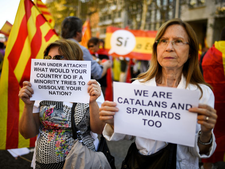  Des centaines de milliers de manifestants anti-indépendantistes ont défilé à Barcelone 