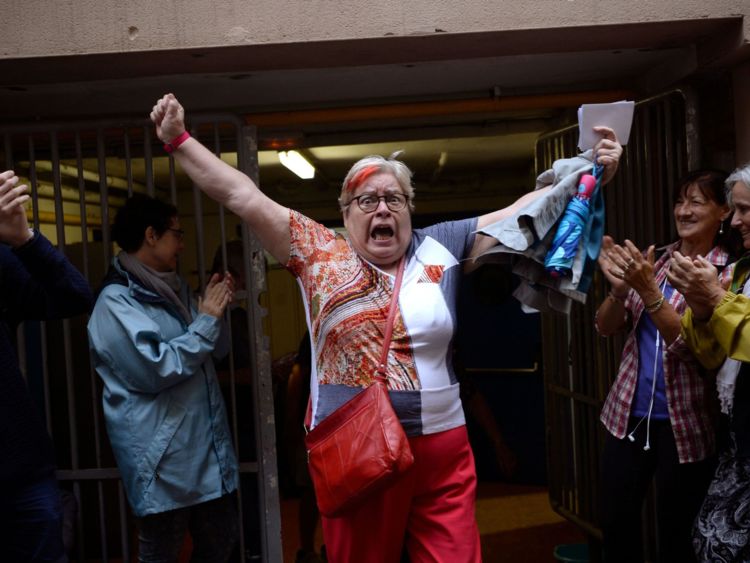  Une femme fête dehors un bureau de vote après avoir voté à Barcelone 