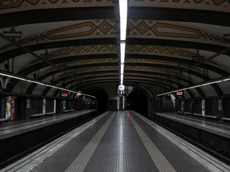 Station de métro vide à Barcelone 