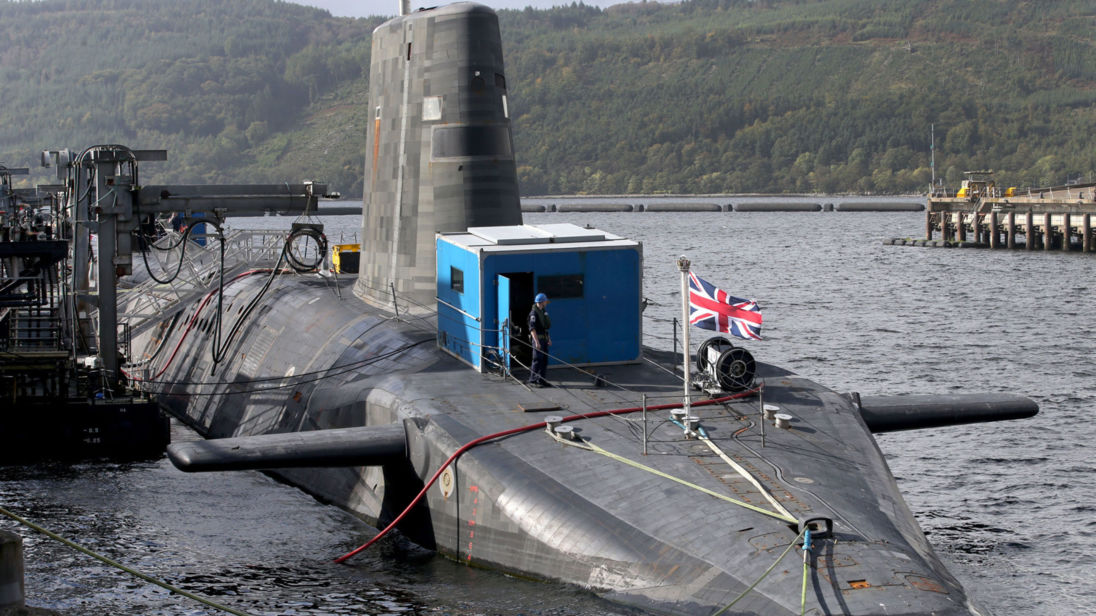  Le sous-marin dissuasif nucléaire de classe Vanguard HMS Vengeance à HM Naval Base Clyde, Faslane 