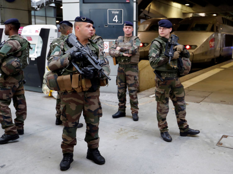  Soldats français à une gare à Paris 